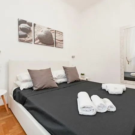 White Flat Labicana Rom